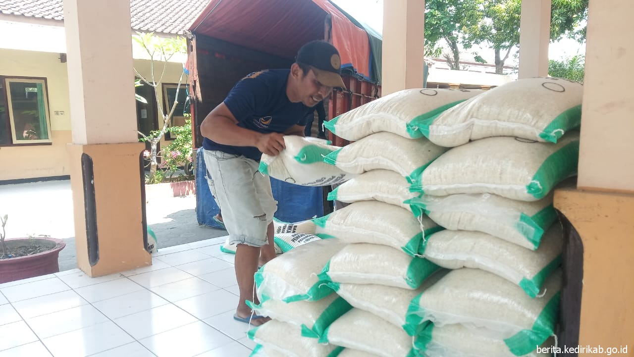 Pemkab Kediri Salurkan Bantuan Beras Bagi Warga Kecamatan Papar