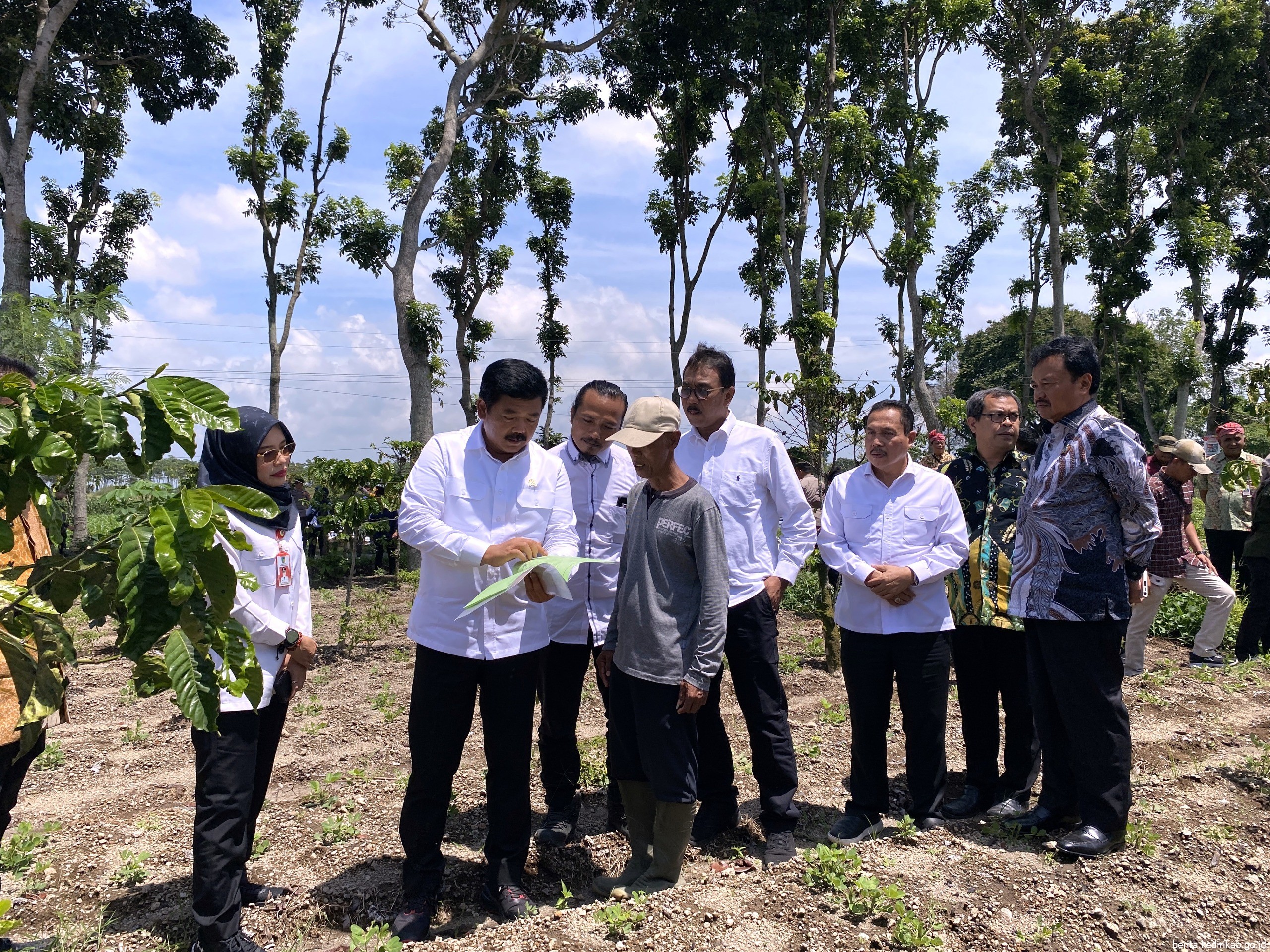 Menteri ATR/BPN Serahkan Sertifikat Redistribusi Tanah di Desa Puncu