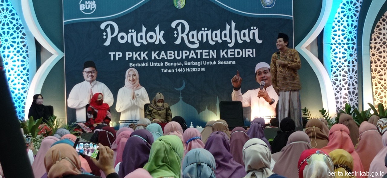 Penutupan Pondok Ramadhan, TP PKK Kabupaten Kediri Hadirkan KH.Anwar Zahid