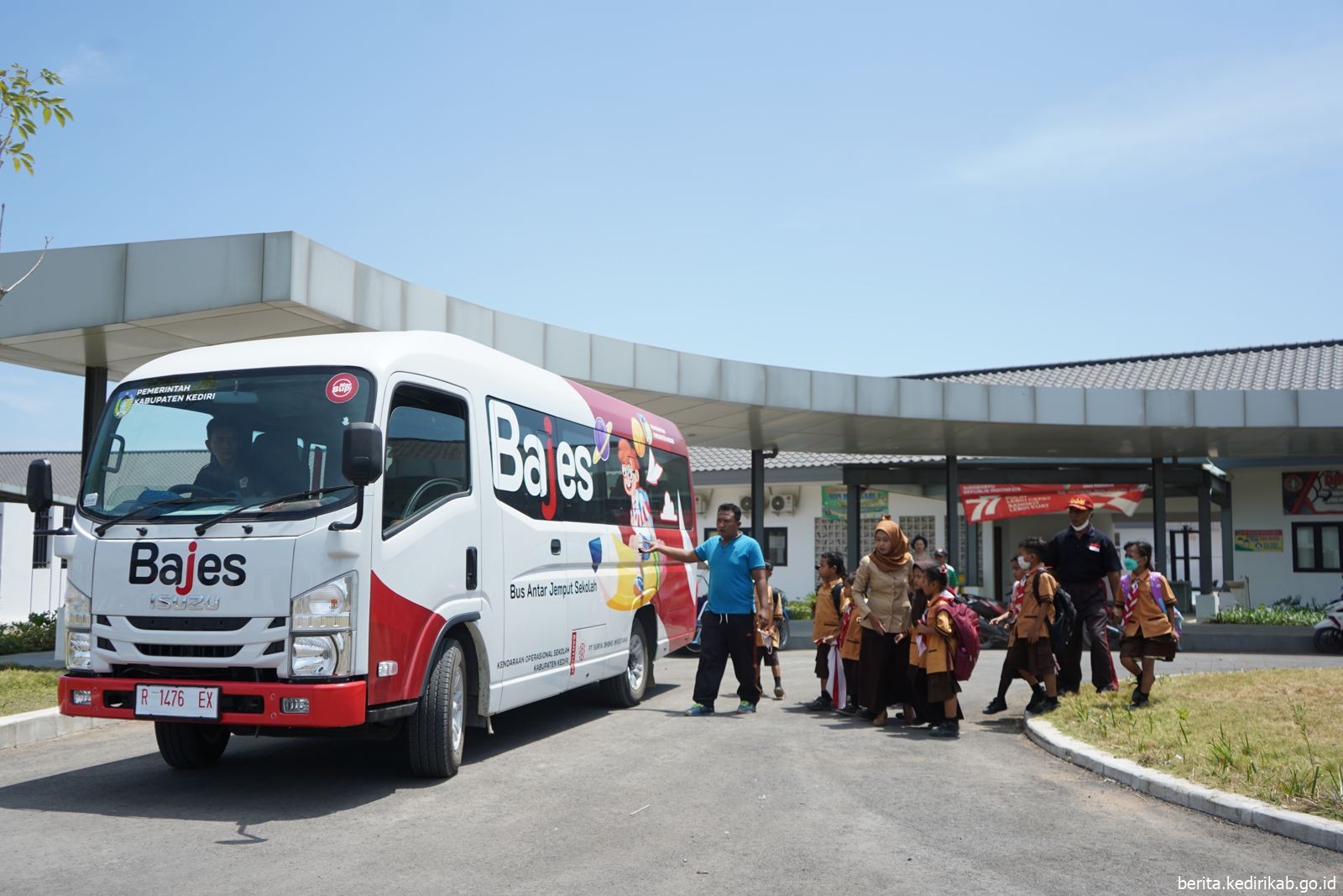 Bajes, Bus Sekolah yang Difasilitasi Mas Dhito Bagi Pelajar Terdampak Bandara