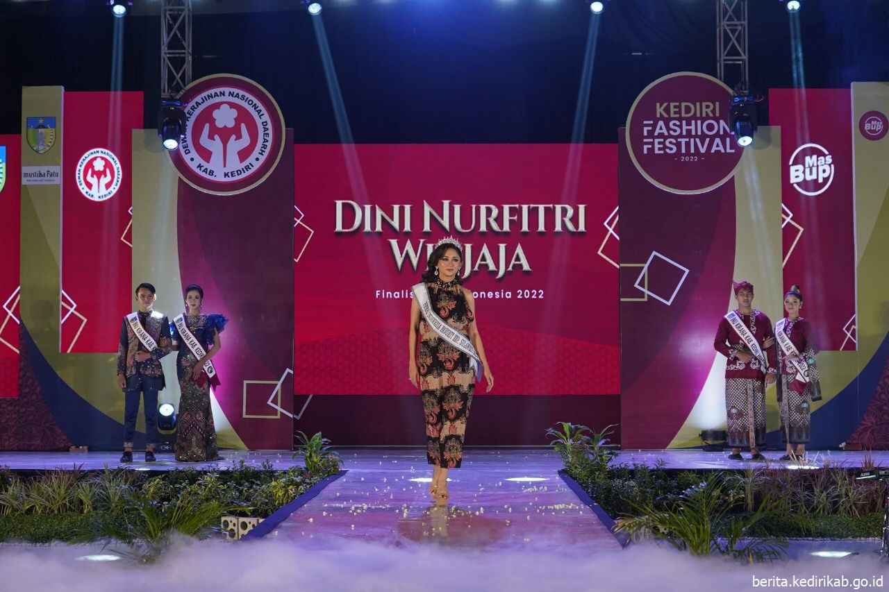 Finalis Putri Indonesia Puji Motif Batik Kabupaten Kediri : Cantik dan Elegan
