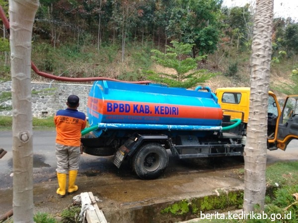 Sumur Mengering, BPBD Kabupaten Kediri Droping Air Bersih