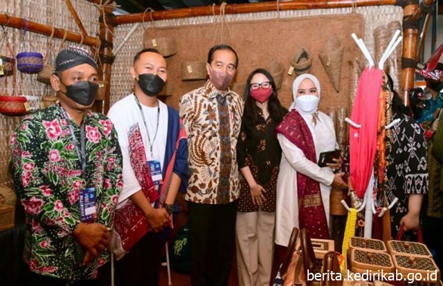 Presiden Jokowi Puji Kerajinan Sabut Kelapa Kabupaten Kediri di Pameran Inacraft