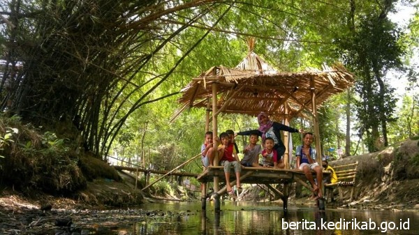 Pemuda Kampung Sulap Sungai Irigasi Menjadi Tempat Instagramable