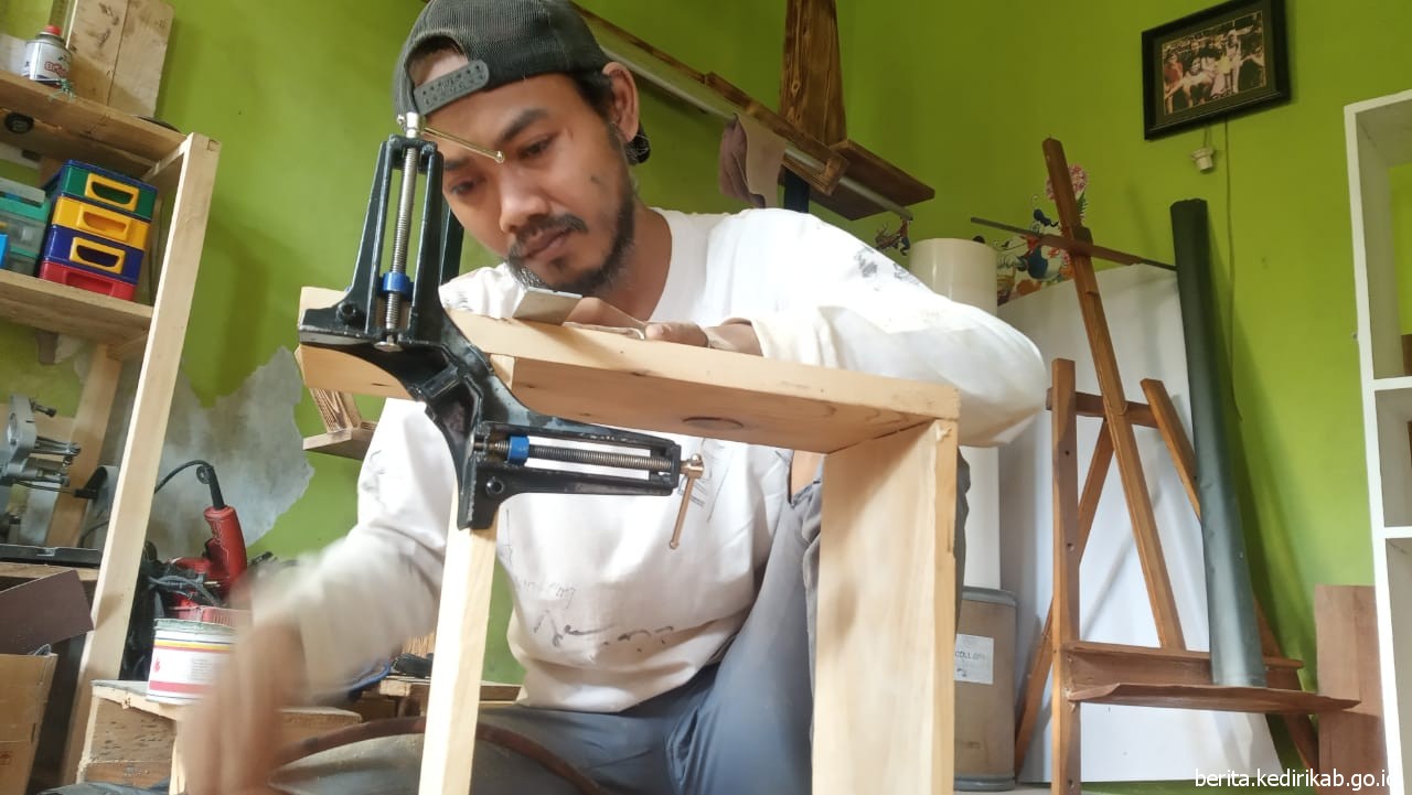 Pemuda Gogorante Sulap Limbah Kayu Menjadi Karya Seni Bernilai Tinggi