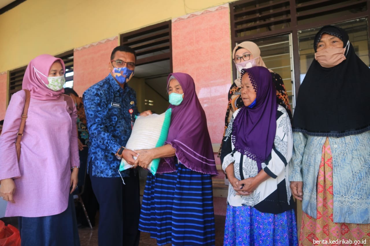 Dinsos Kabupaten Kediri Salurkan Bantuan Permakanan Kepada 100 Lansia