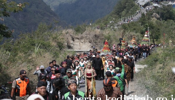 Ribuan Warga Ikuti Larung Sesaji Gunung Kelud