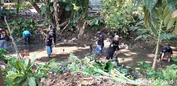 Lintas Pegiat Lingkungan Bersihkan Sungai Mantren dari Sampah