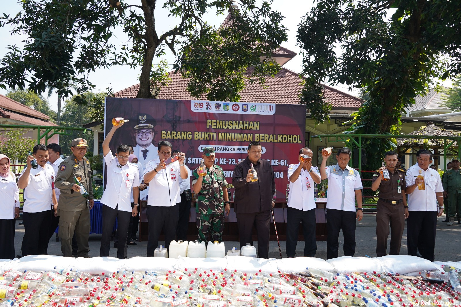 Satpol PP Kabupaten Kediri Musnahkan 2672 Botol Minuman Beralkohol Tak Berizin Edar