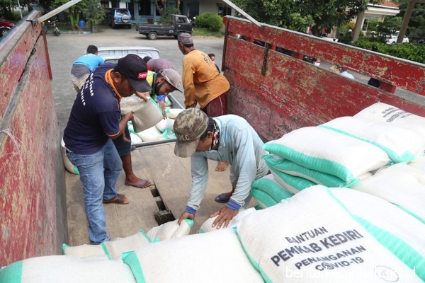 26,96 Ton Beras Bantuan Untuk Warga Kecamatan Pare