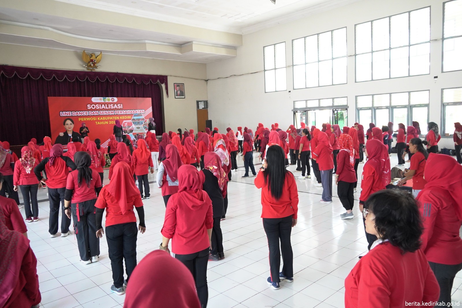 Tingkatkan Kesehatan dan Semangat Wanita, Perwosi Kabupaten Kediri Gelar Sosialisasi Senam Line Dance