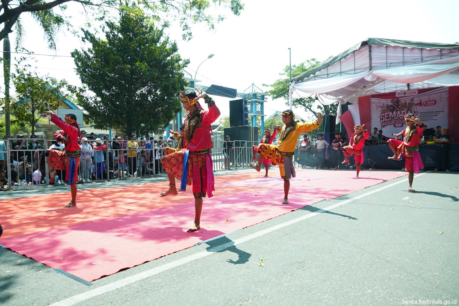 Pagelaran Parade Seni Jaranan dalam acara Semarak Kediri Berbudaya meriahkan HUT RI ke-78 tahun 2023.