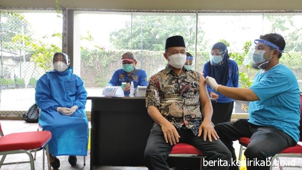 ASN dan Pelayan Publik di Kabupaten Kediri Jalani Vaksinasi Covid-19