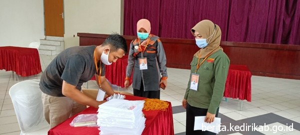 KPU Kabupaten Kediri Lakukan Pelipatan Surat Suara